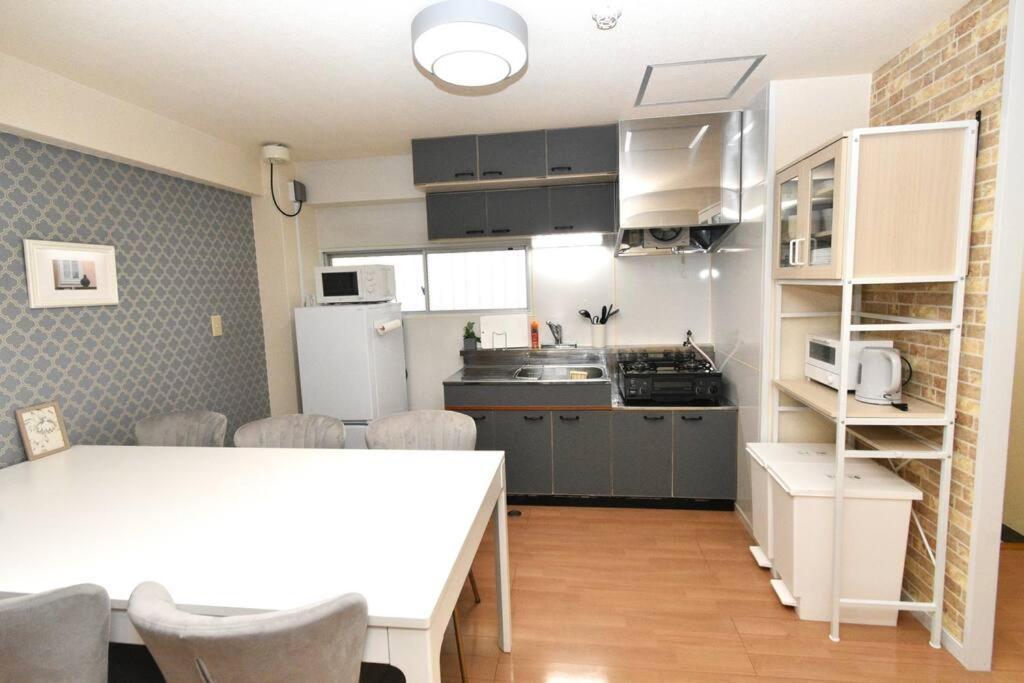 ゆったり1Ldkで最大8人まで宿泊可能！博多駅・キャナルも徒歩圏内！コンビニ・スーパー徒歩１分！ Sumiyoshi-cho Eksteriør billede